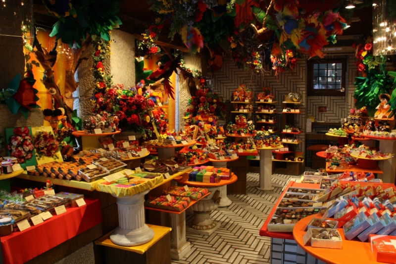 vitrine-ST CEZAIRE SUR SIAGNE-min_candy_store_chocolate_shop_chocolate_switzerland-393515