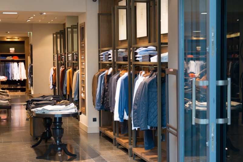 vitrine-ST CEZAIRE SUR SIAGNE-min_shop_clothes_clothing_shopping_mall_shopping_kielce_crown_poland-862477